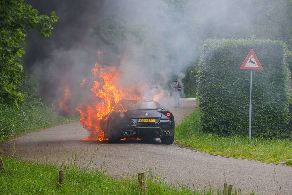 Luxe sportwagen Ferrari 599 verwoest door brand