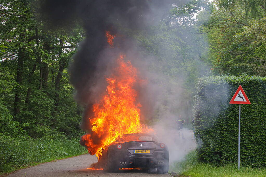Luxe sportwagen Ferrari 599 verwoest door brand