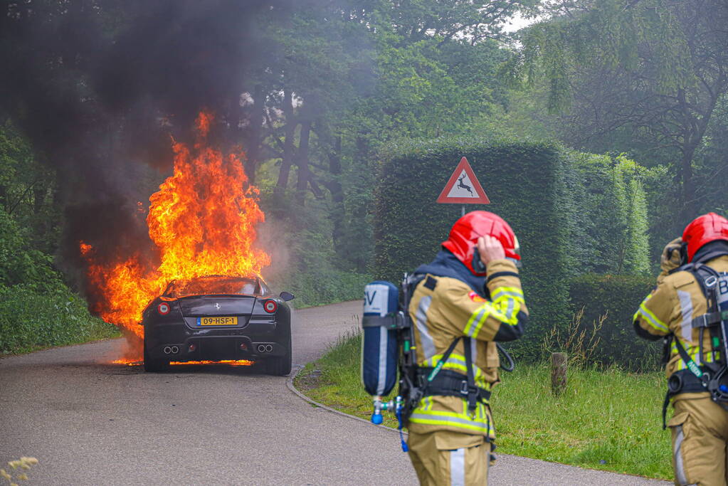 Luxe sportwagen Ferrari 599 verwoest door brand