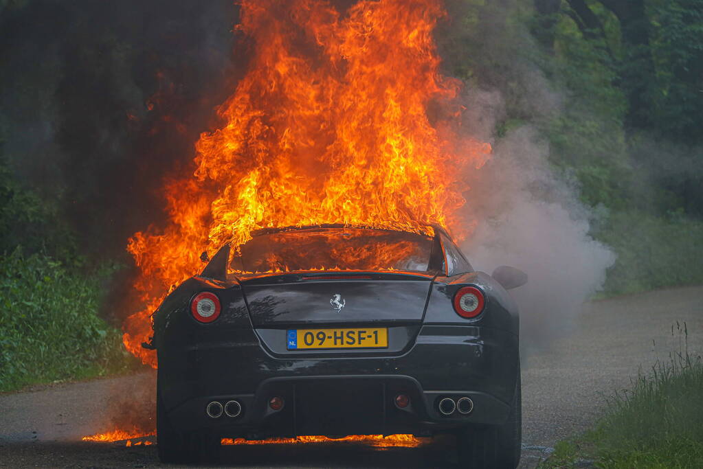 Luxe sportwagen Ferrari 599 verwoest door brand