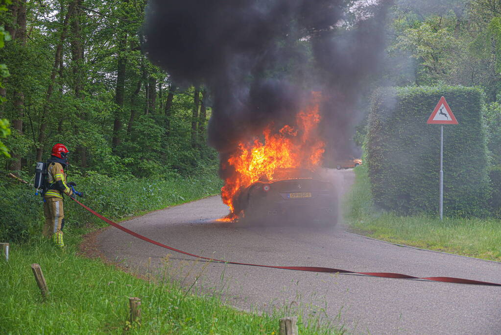 Luxe sportwagen Ferrari 599 verwoest door brand