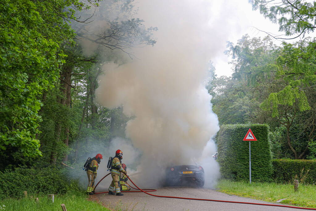 Luxe sportwagen Ferrari 599 verwoest door brand