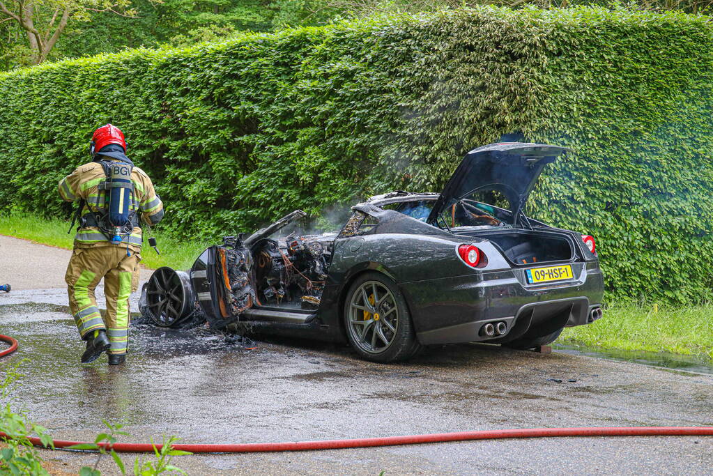 Luxe sportwagen Ferrari 599 verwoest door brand