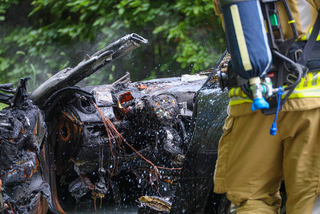 Luxe sportwagen Ferrari 599 verwoest door brand