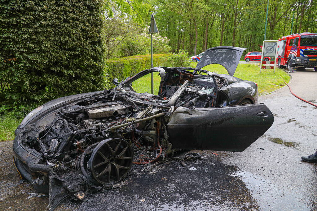 Luxe sportwagen Ferrari 599 verwoest door brand