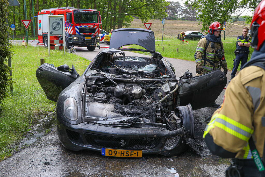 Luxe sportwagen Ferrari 599 verwoest door brand