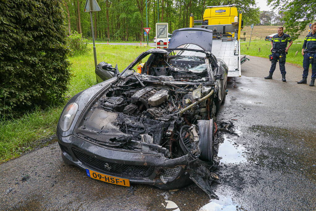 Luxe sportwagen Ferrari 599 verwoest door brand