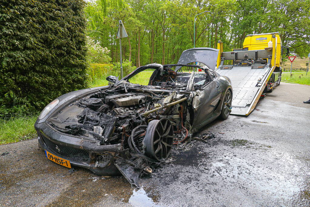 Luxe sportwagen Ferrari 599 verwoest door brand