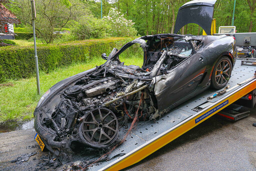 Luxe sportwagen Ferrari 599 verwoest door brand