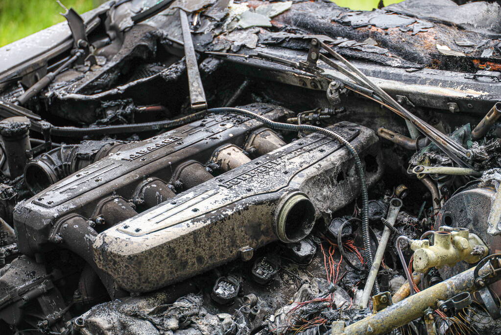 Luxe sportwagen Ferrari 599 verwoest door brand