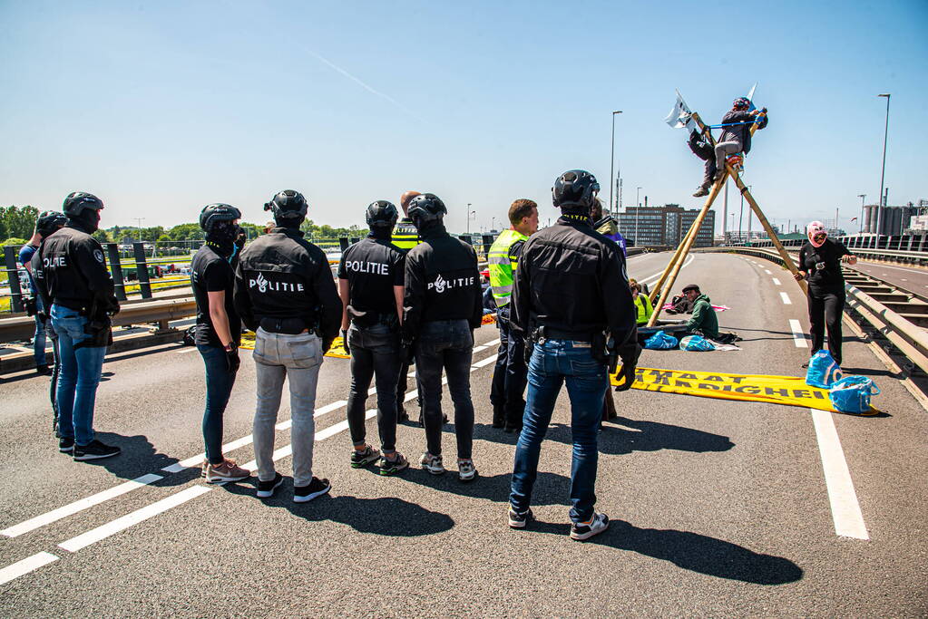 Demonstranten Extinction Rebellion blokkeren toegangsweg Shell