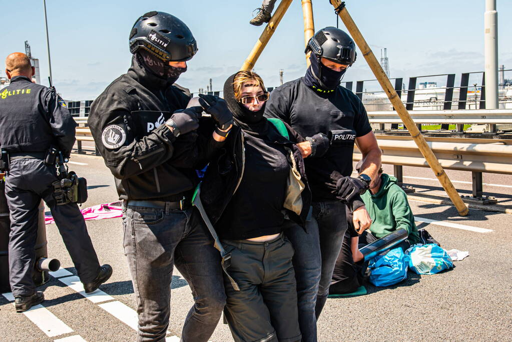 Demonstranten Extinction Rebellion blokkeren toegangsweg Shell
