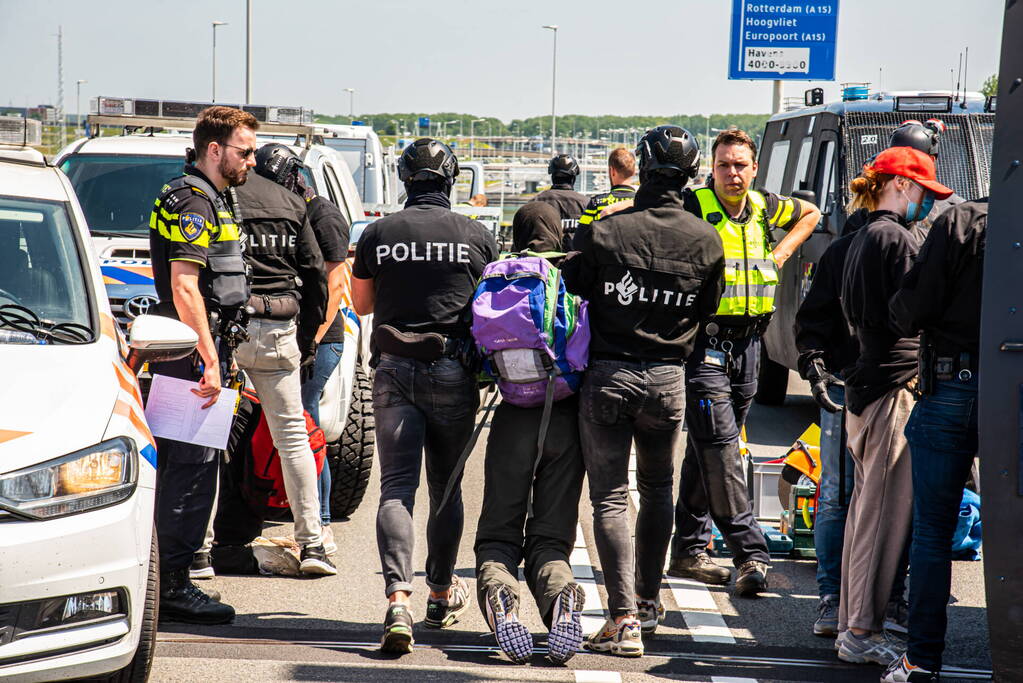 Demonstranten Extinction Rebellion blokkeren toegangsweg Shell