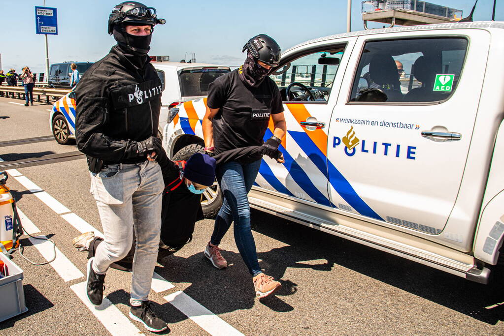 Demonstranten Extinction Rebellion blokkeren toegangsweg Shell