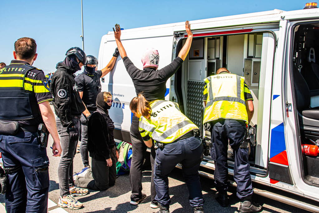 Demonstranten Extinction Rebellion blokkeren toegangsweg Shell