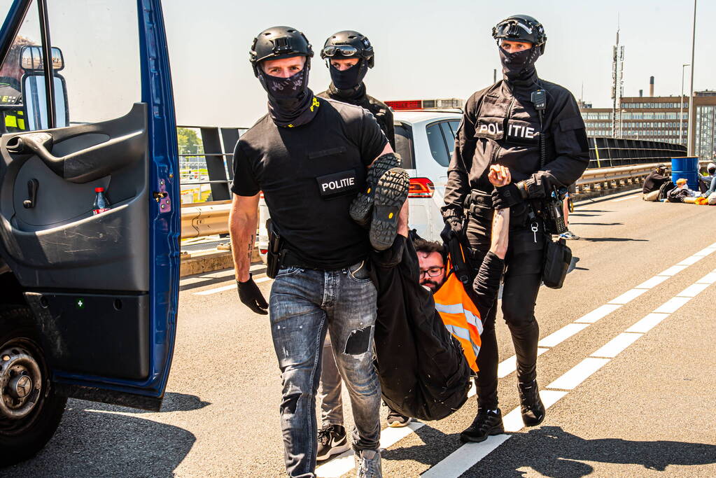 Demonstranten Extinction Rebellion blokkeren toegangsweg Shell