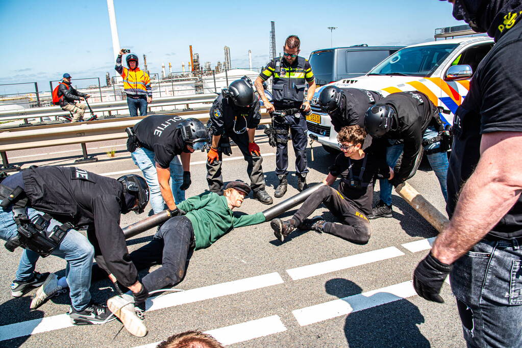Demonstranten Extinction Rebellion blokkeren toegangsweg Shell