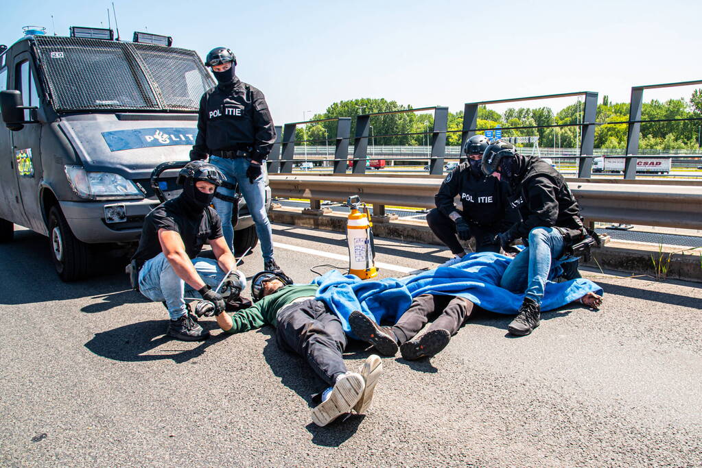 Demonstranten Extinction Rebellion blokkeren toegangsweg Shell
