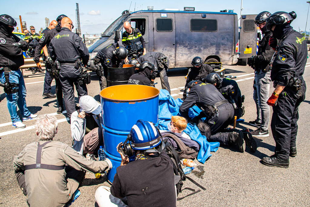 Demonstranten Extinction Rebellion blokkeren toegangsweg Shell