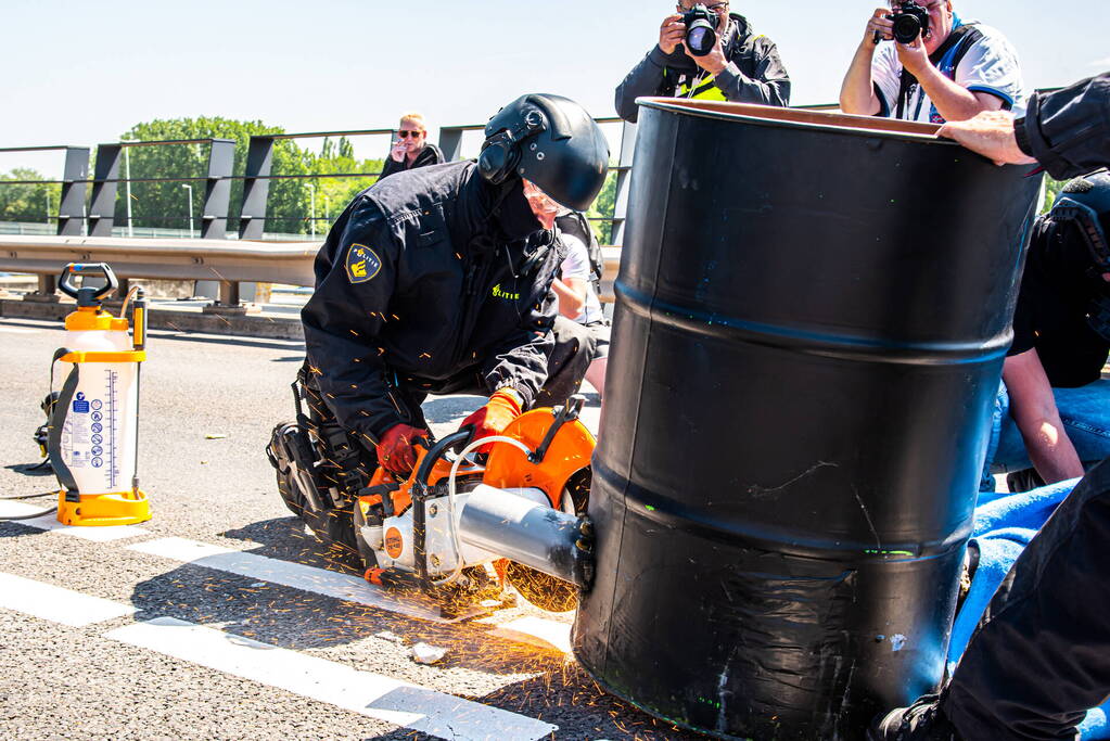 Demonstranten Extinction Rebellion blokkeren toegangsweg Shell