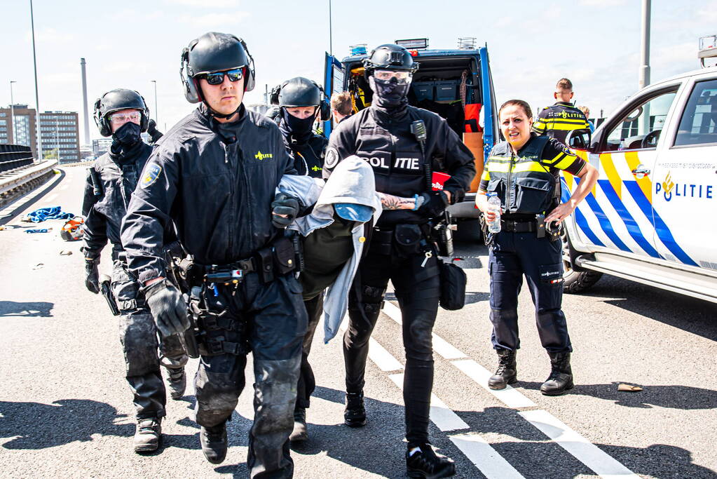 Demonstranten Extinction Rebellion blokkeren toegangsweg Shell