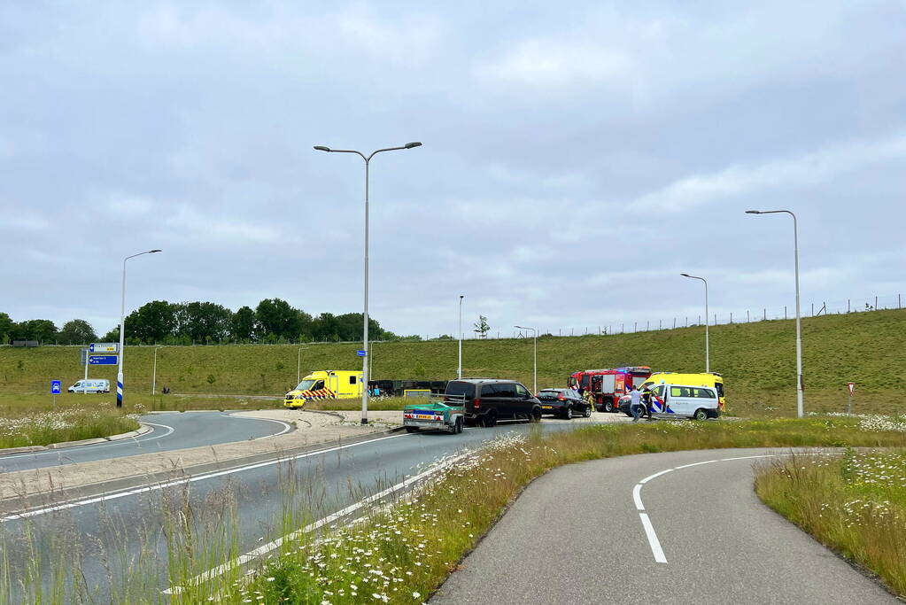 Vrachtwagen gaat op zijn kant