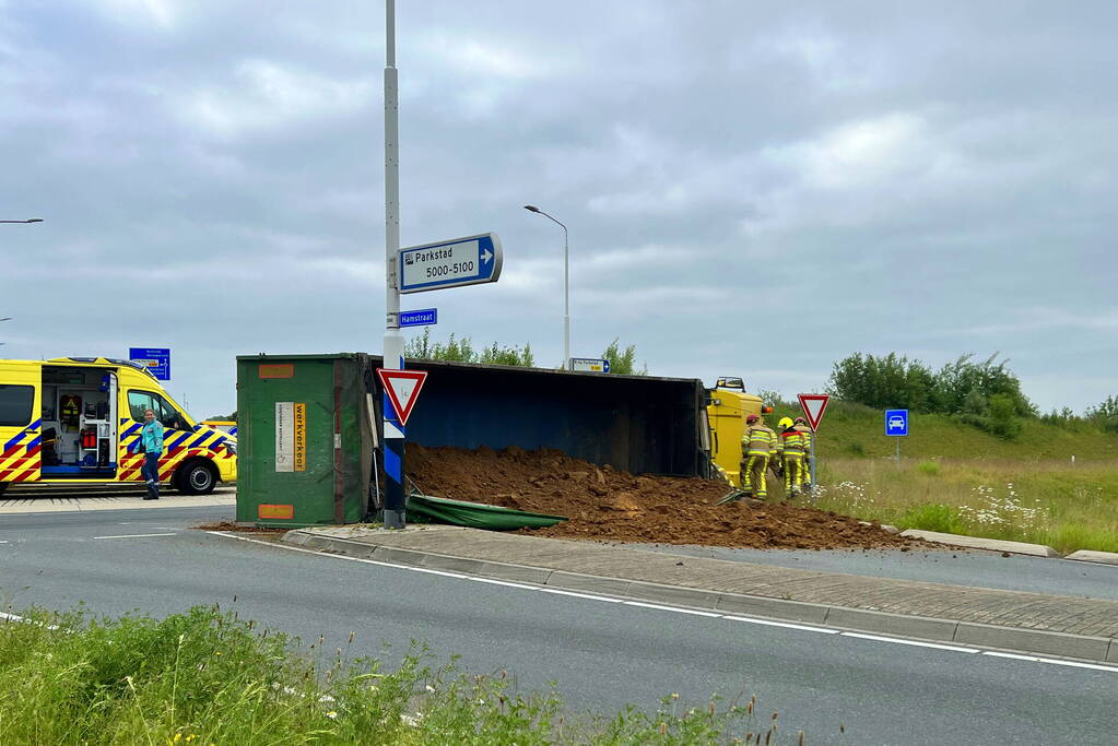 Vrachtwagen gaat op zijn kant