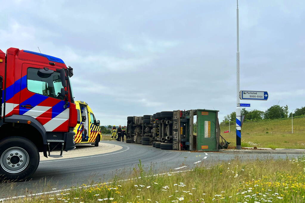 Vrachtwagen gaat op zijn kant