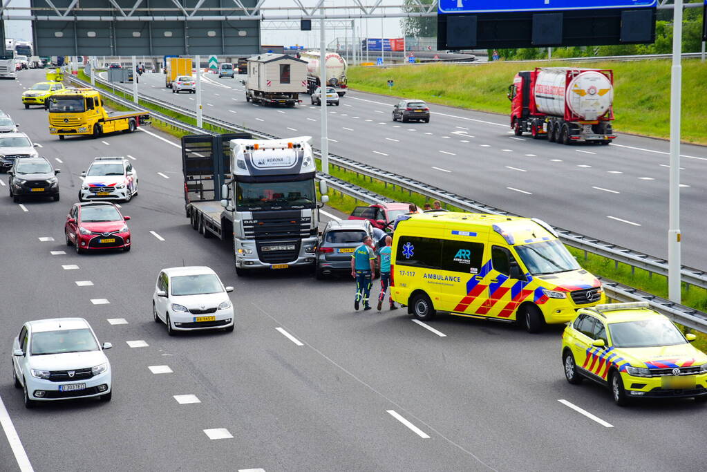 Snelweg deels afgesloten na botsing tussen vrachtwagen en personenauto