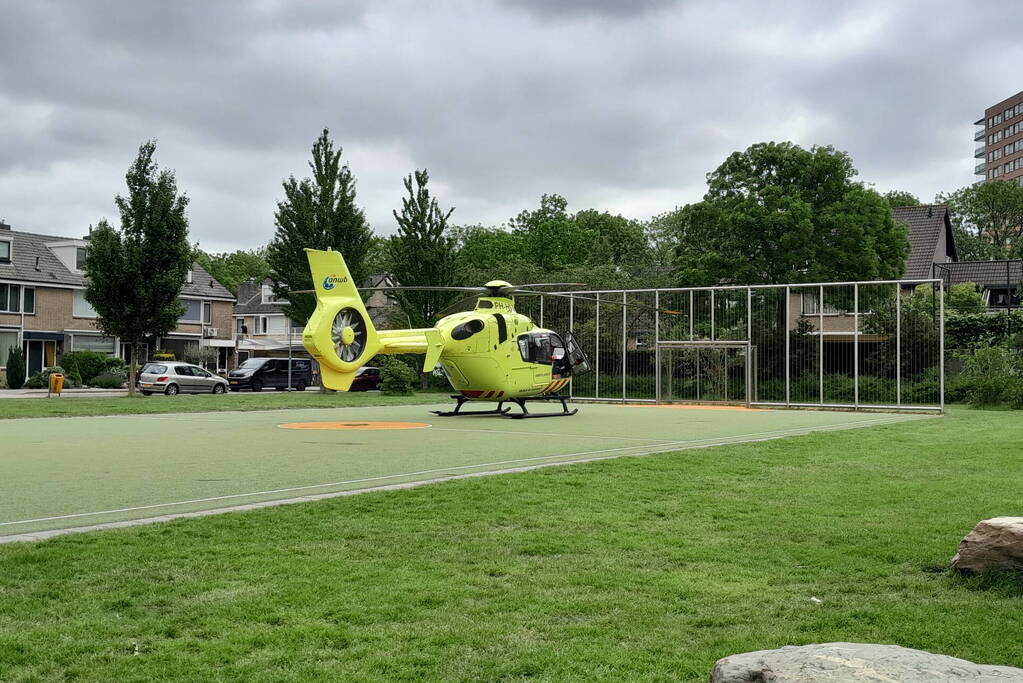 Traumahelikopter landt op voetbalveldje