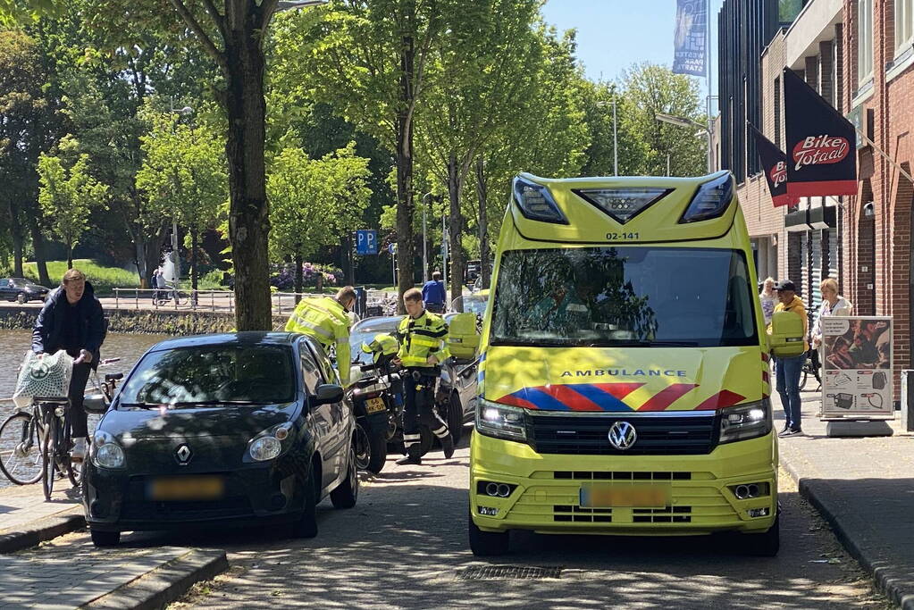 Vrouw gaat met scooter onderuit