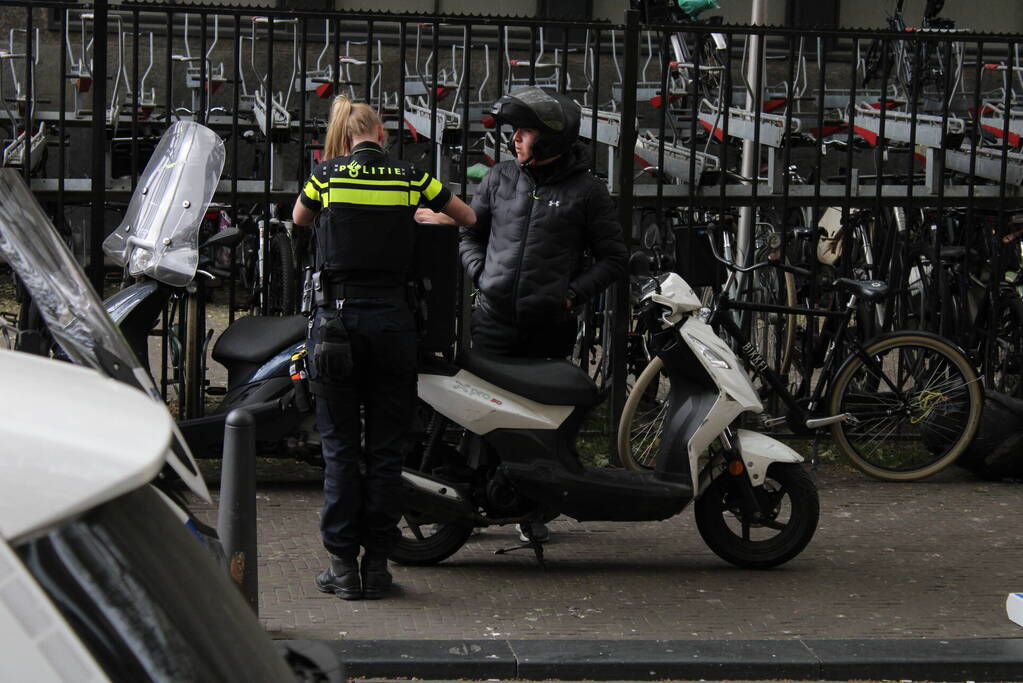 Scooterrijder gaat onderuit