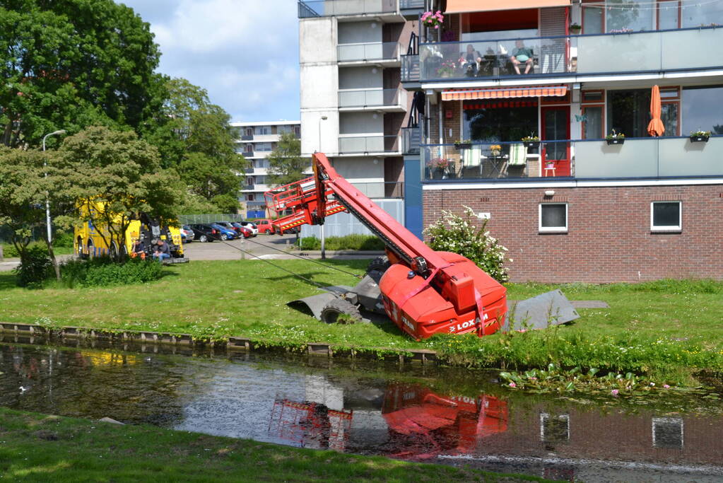 Hoogwerker zakt weg aan slootkant