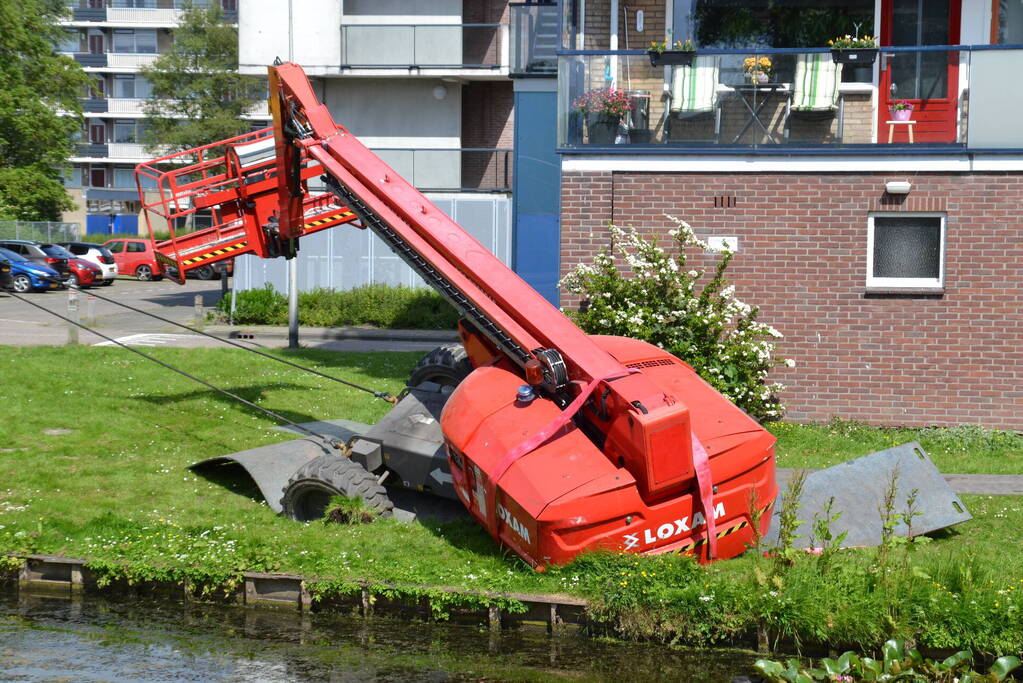 Hoogwerker zakt weg aan slootkant