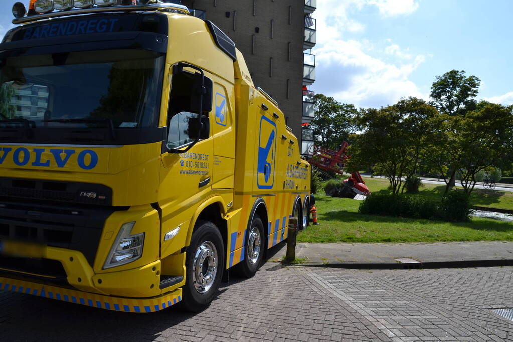 Hoogwerker zakt weg aan slootkant