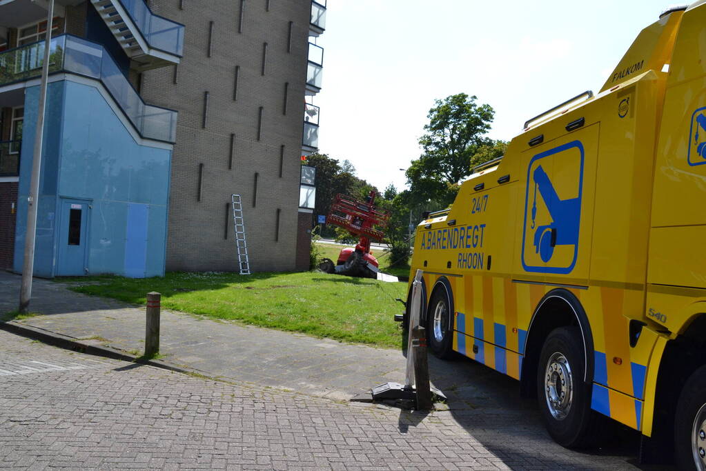 Hoogwerker zakt weg aan slootkant