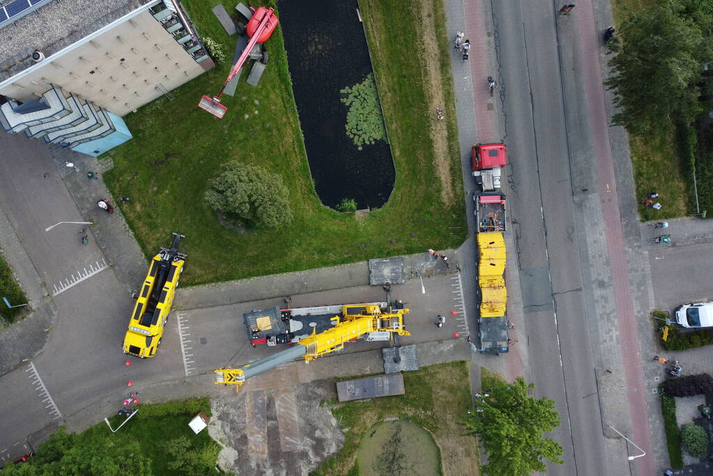 Hoogwerker zakt weg aan slootkant