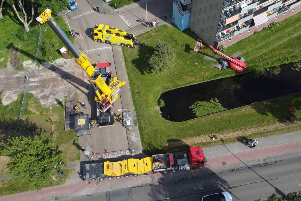 Hoogwerker zakt weg aan slootkant