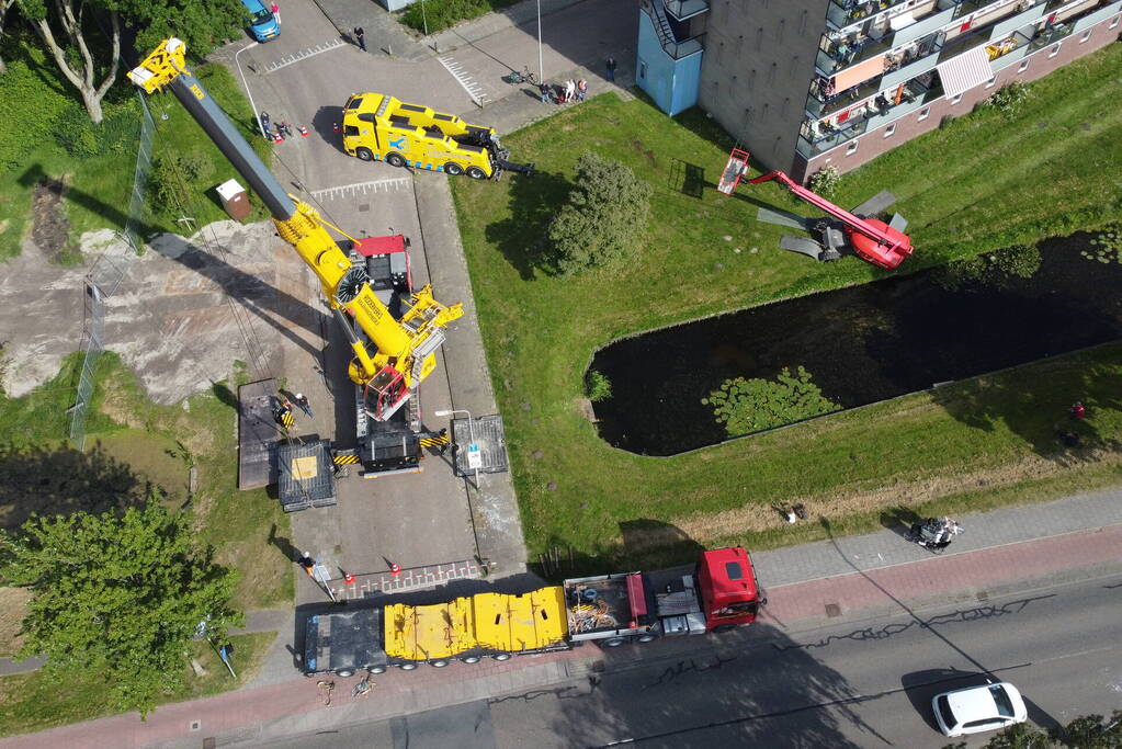 Hoogwerker zakt weg aan slootkant
