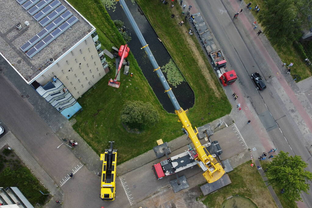 Hoogwerker zakt weg aan slootkant