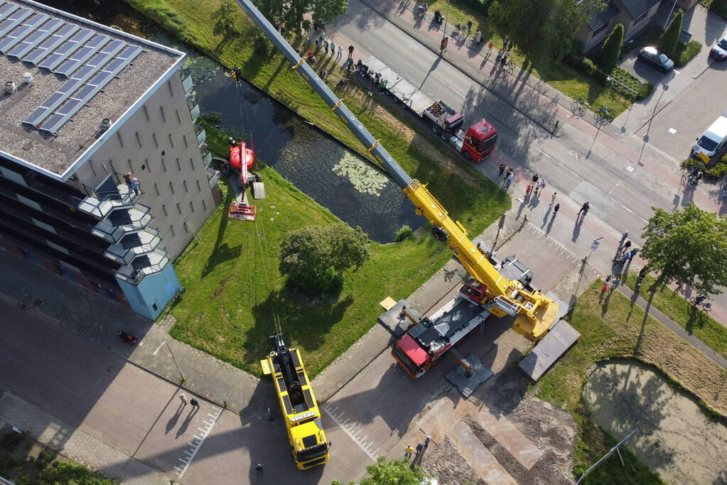 Hoogwerker zakt weg aan slootkant