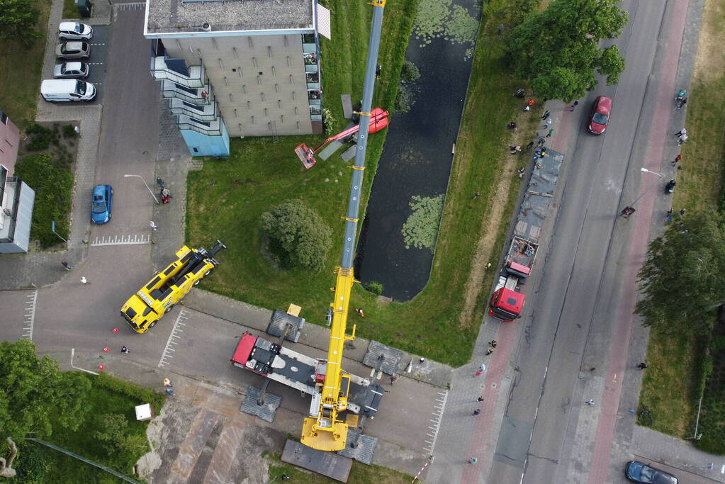 Hoogwerker zakt weg aan slootkant