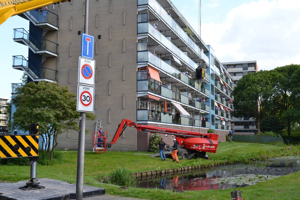 Hoogwerker zakt weg aan slootkant