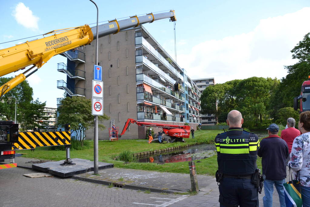 Hoogwerker zakt weg aan slootkant