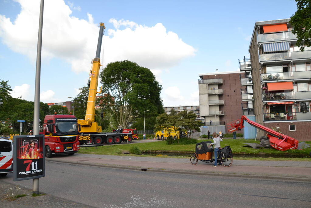 Hoogwerker zakt weg aan slootkant