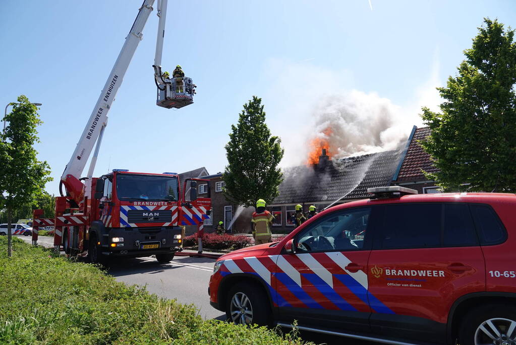 Schuurbrand slaat over naar woning