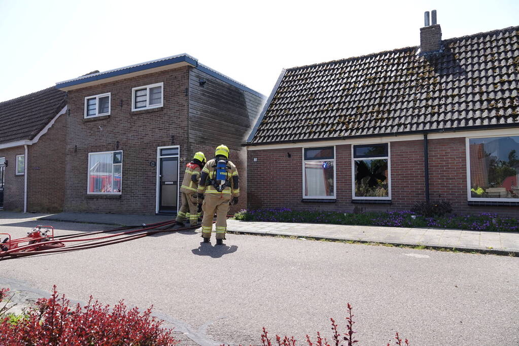 Schuurbrand slaat over naar woning
