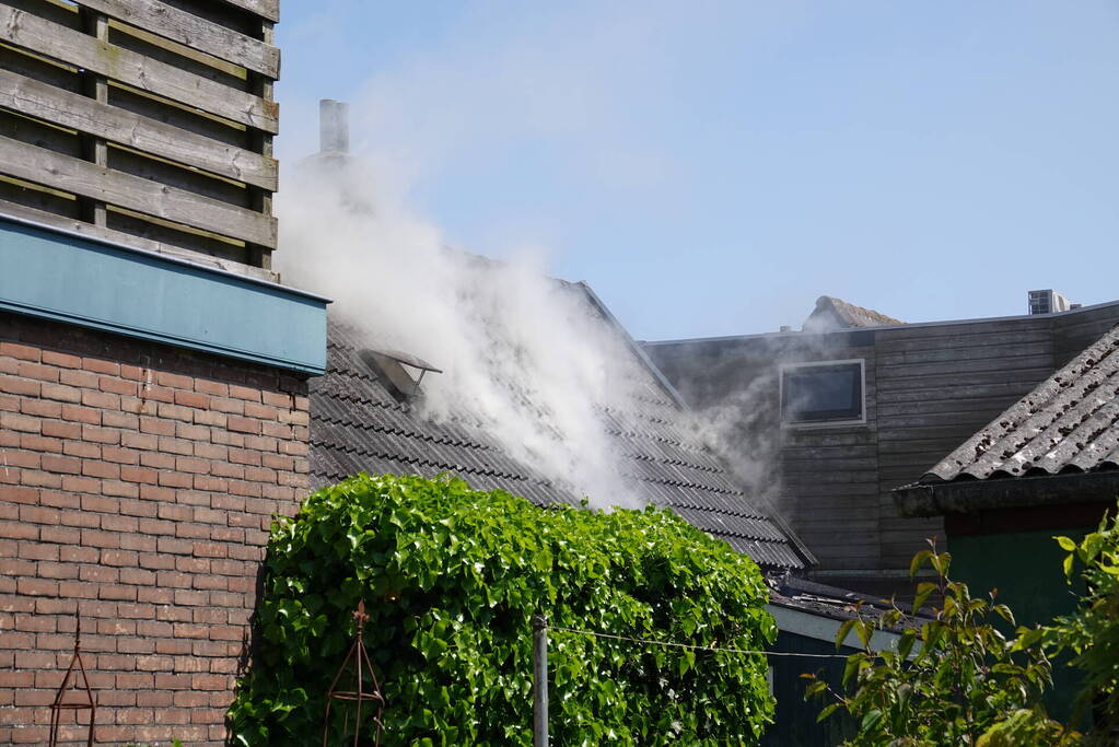 Schuurbrand slaat over naar woning