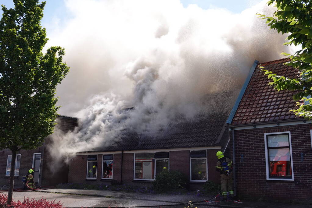 Schuurbrand slaat over naar woning