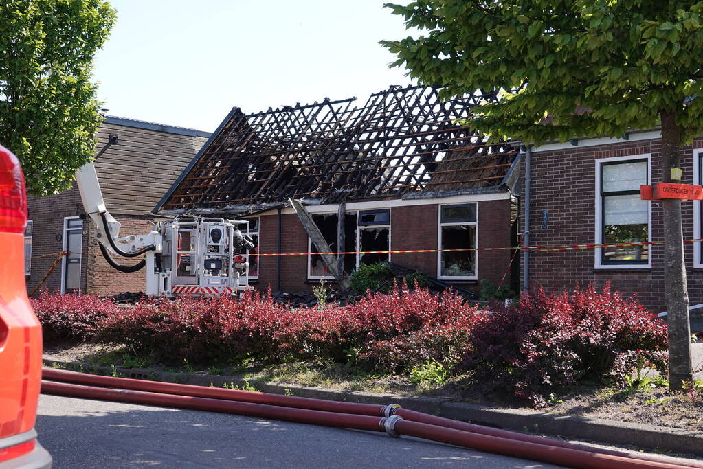 Schuurbrand slaat over naar woning